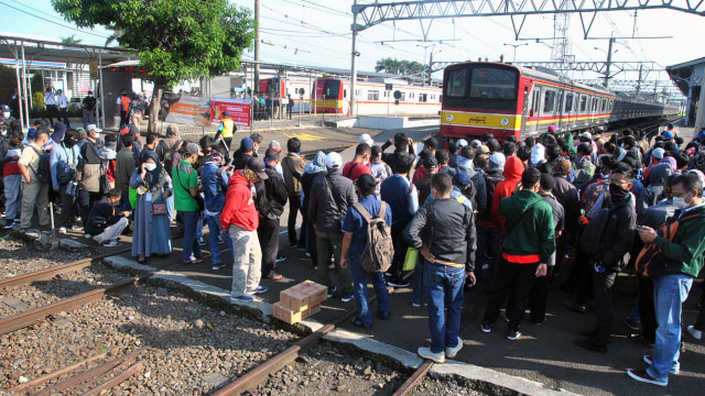 Sejumlah penumpang KRL Commuter Line antre menunggu kedatangan kereta di Stasiun Bogor, Jawa Barat, Senin (13/4).  Foto: Antara/Arif Firmansyah