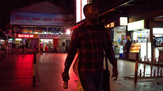 Ilustrasi orang Afrika di China. Foto: AFP/Fred Dufour