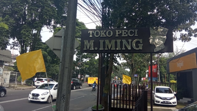 Suasana rumah duka M. Isa Sabana, generasi ke-4 peci M. Iming yang legendaris asal Bandung, meninggal dunia. Foto: Foto: Istimewa