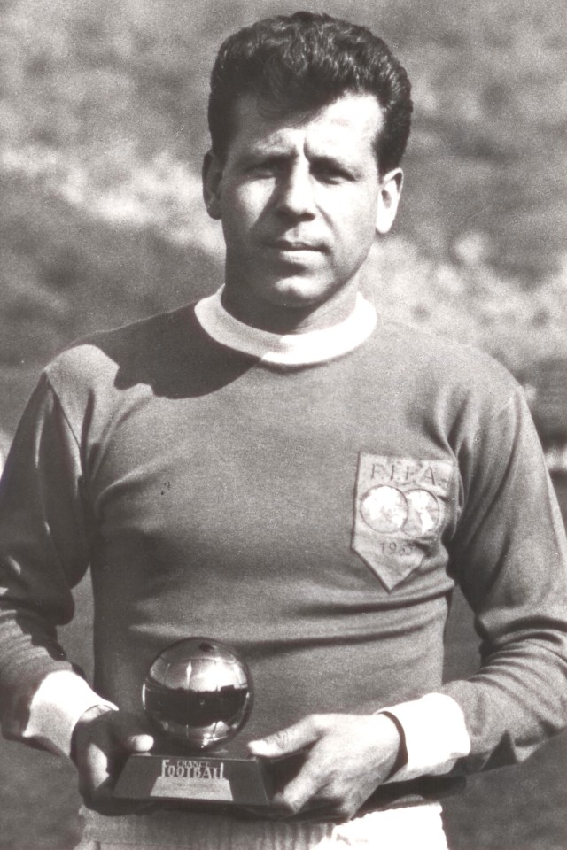 Josef Masopust saat menerima Ballon d'Or. Foto: Wikimedia Commons. 