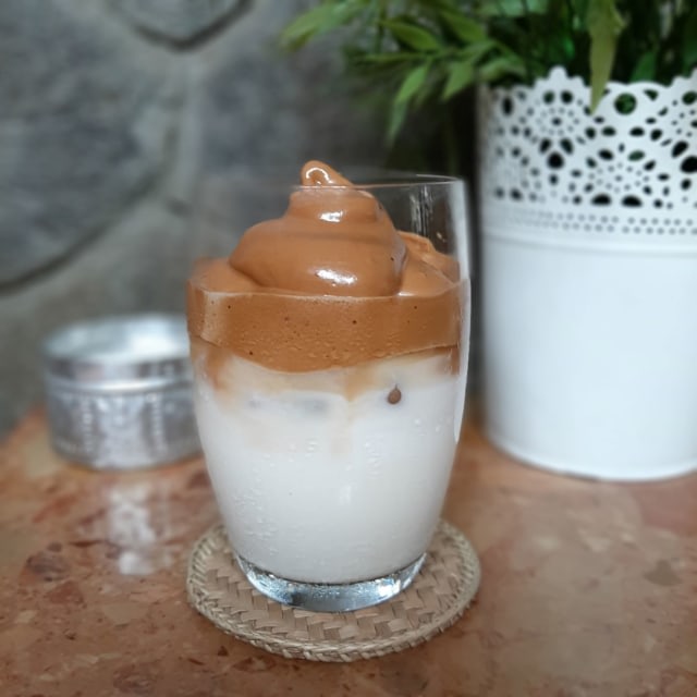 Dalgona coffee Foto: Azalia Amadea/Kumparan