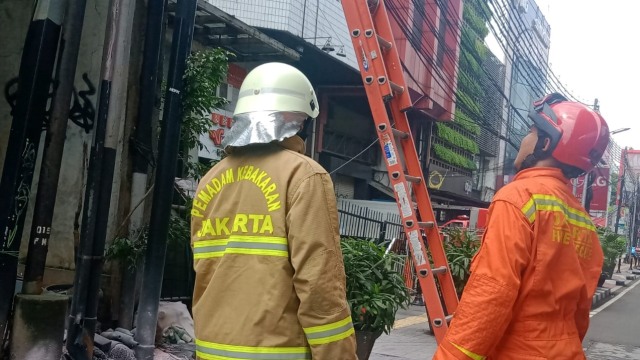 Kable listrik terbakar di Jalan Panglima Polim, Jakarta Selatan. Foto: Dok. Istimewa