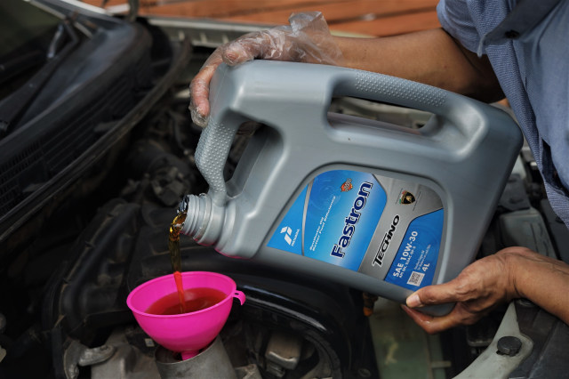 Ilustrasi Isi Oli Pertamina Fastron Techno 10W-30. Foto: Muhammad Ikbal/kumparan