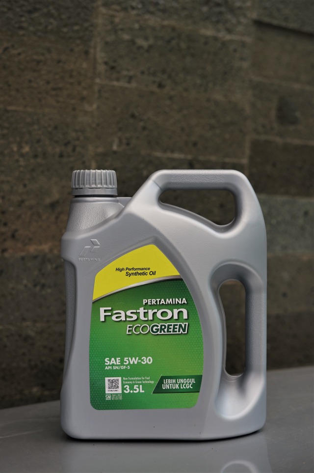 Oli untuk mobil LCGC Pertamina Fastron ECO Green 5W-30 Foto: Muhammad Ikbal/kumparan