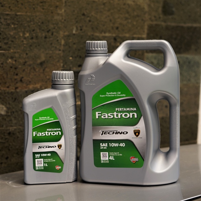 Oli Pertamina Fastron Techno 10W-40 Foto: Muhammad Ikbal/kumparan