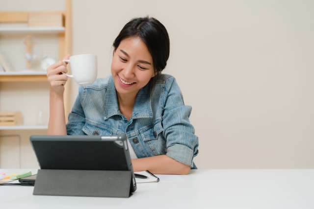 Ilustrasi menonton streaming video di komputer tablet. Foto: Shutterstock