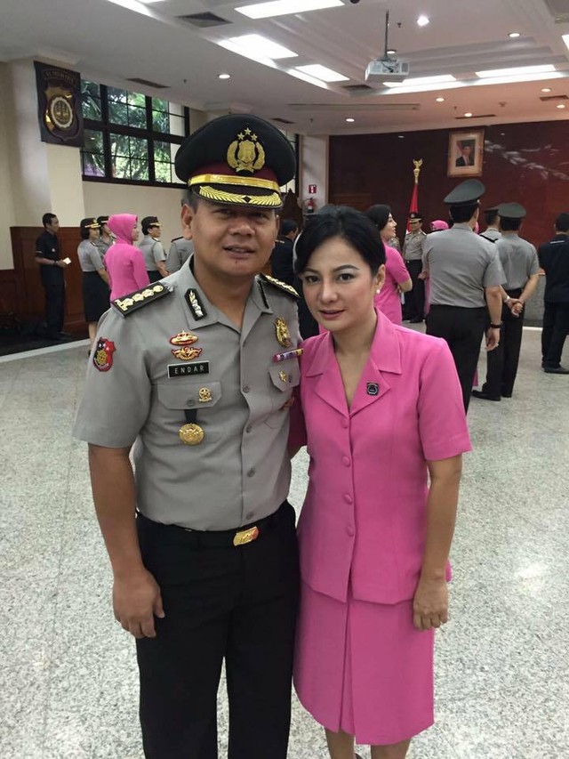 Kasubdit II Direktorat Tindak Pidana Umum Bareskrim Polri Kombes Endar Priantoro (kiri). Foto: Facebook/ Endar Priantoro