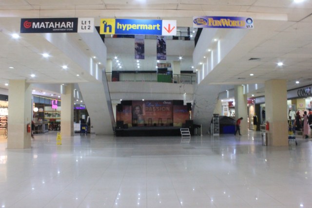Sejumlah toko perbelanjaan yang ada di Mal Gorontalo terlihat sepi. Bahkan ada sebagian toko yang tutup. Senin, (13/4). Foto: Dok banthayo.id (Rahmat Ali)