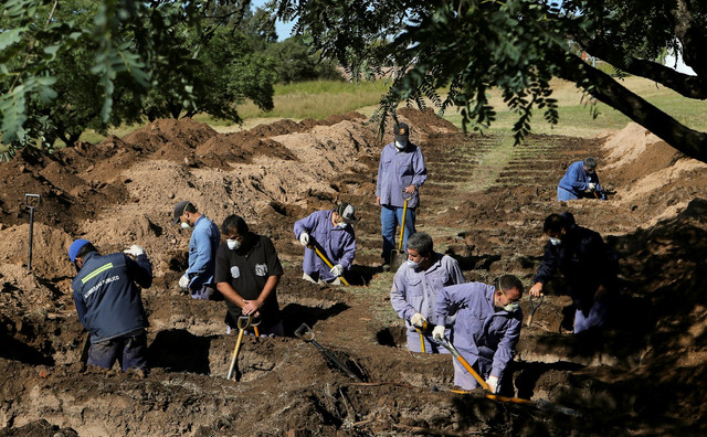 Penggali kubur membuka kuburan baru untuk jenazah pasien corona di pemakaman San Vicente, Cordoba, Argentina, Selasa (14/4). Foto: REUTERS / Sebastian Salguero