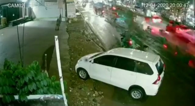 Tangkapan layar aksi pencurian dengan modus pecah kaca mobil/ sumber instagram @abouttng