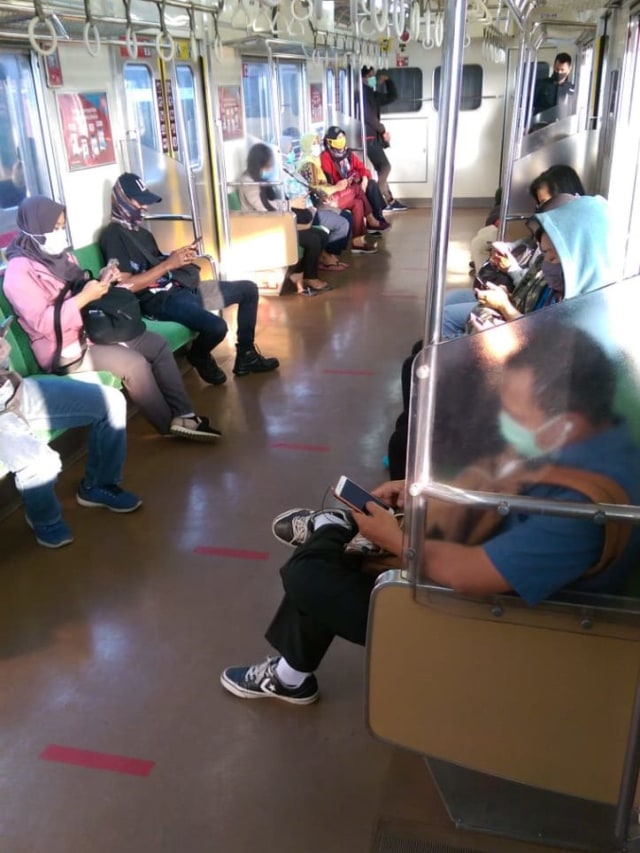 Suasana KRL tetap menjaga jarak dari Stasiun Bekasi. Foto: Dok. Deki
