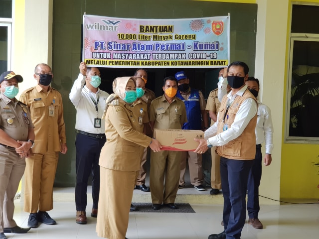 PT SAP Distribusikan 10.000 Liter Minyak Goreng untuk Warga Terdampak COVID-19