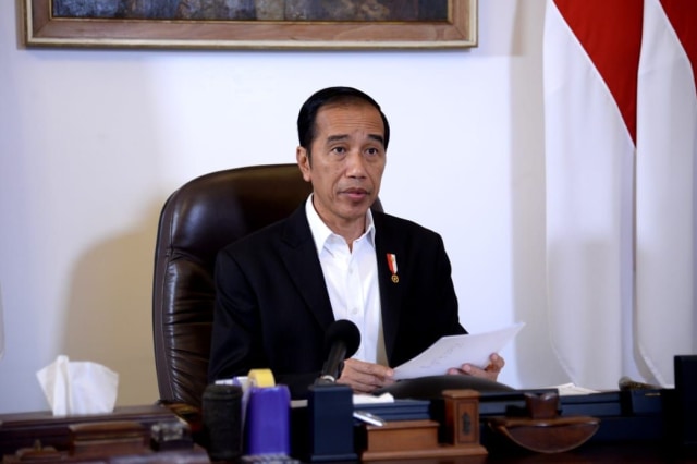 Presiden Joko Widodo menyampaikan keterangan pers melalui telekonferensi. Foto: BPMI Setpres/Lukas