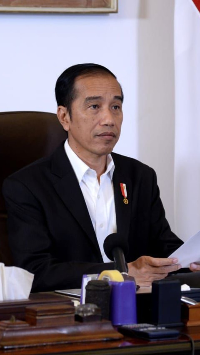Presiden Joko Widodo menyampaikan keterangan pers melalui telekonferensi dari Istana Merdeka. Foto: BPMI Setpres/Lukas