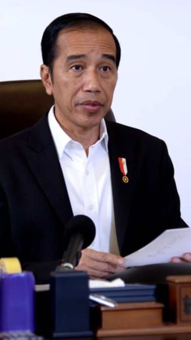 Presiden Joko Widodo menyampaikan keterangan pers melalui telekonferensi dari Istana Merdeka. Foto: BPMI Setpres/Lukas