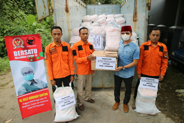 Anggota Komisi VIII DPR RI Selly Andriany Gantina membagikan ribuan paket sembako dan masker untuk masyarakat di daerah pemilihan (Dapil) Kota Cirebon, Kabupaten Cirebon dan Indramayu. (Taufik)