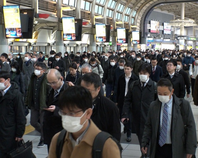 Ilustrasi para pekerja di Jepang yang terlihat memadati stasiun kereta untuk berangkat kerja Foto: Shutterstock