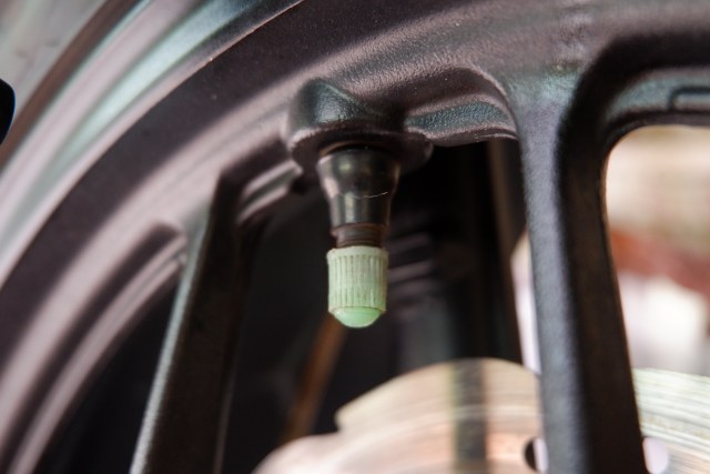 Tutup pentil ban motor Foto: Aditya Pratama Niagara/kumparan