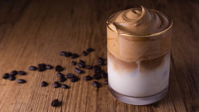 Dalgona Coffee. Sumber: EliteDaily.