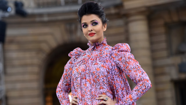 Membuat masker dari tepung dan kunyit ala Aishwarya Rai. Foto: AFP/LUCAS BARIOULET