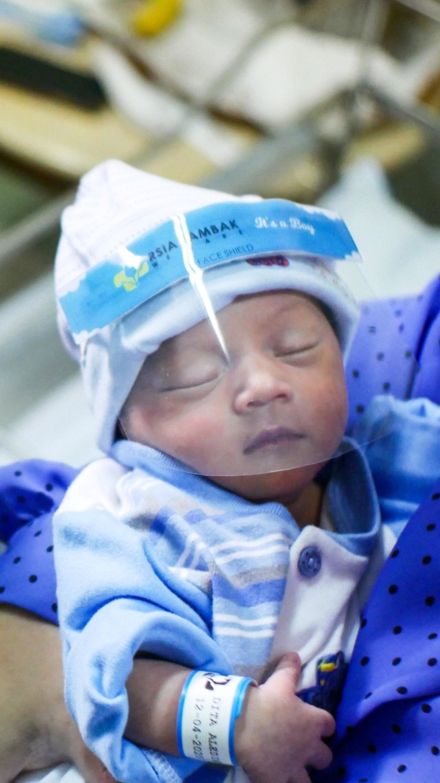 Bayi memakai "Face Shield" di RSIA Tambak, Jakarta, Selasa (14/4/2020). Foto: ANTARA FOTO/Rivan Awal Lingga