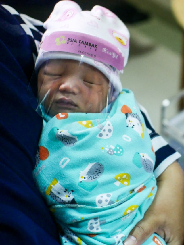 Bayi memakai "Face Shield" di RSIA Tambak, Jakarta, Selasa (14/4/2020). Foto: ANTARA FOTO/Rivan Awal Lingga