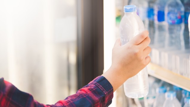 Ilustrasi membeli air minum di bandara Foto: Shutter Stock 