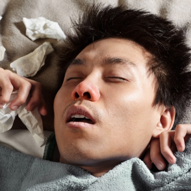 Ilustrasi orang sakit flu. Foto: Shutterstock