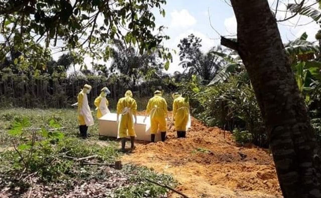 PEMAKAMAN Pasien Dalam Pengawasan (PDP) COVID-19 di Riau saat dimakamkan di Tempat Pemakaman Umum (TPU) Palas, Rumbai, Pekanbaru. 