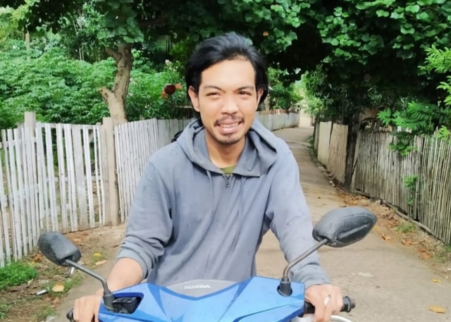 Muhammad Rega, Pemuda asal Lampung yang backpacker hingga ke Dompu, NTB, perjalanannya terhalang Corona. Foto: Ilyas Yasin