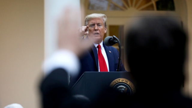 Presiden AS Donald Trump memberikan pengarahan gugus tugas harian virus corona, di Rose  Garden, Gedung Putih, Washington, AS, Selasa (14/4). Foto: REUTERS/Leah Millis