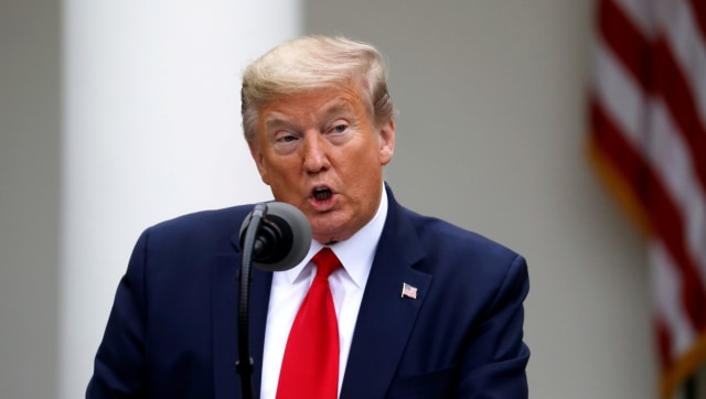 Presiden AS Donald Trump memberikan pengarahan gugus tugas harian virus corona, di Rose  Garden, Gedung Putih, Washington, AS, Selasa (14/4). Foto: REUTERS/Leah Millis