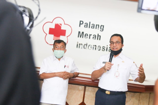 Gubernur Anies Baswedan dan Ketua Umum PMI, Muhammad Jusuf Kalla, melepas rombongan kendaraan sterilisasi kota di Markas PMI, Jakarta Selatan, Rabu (15/4). Foto: Dok. Pemprov DKI Jakarta