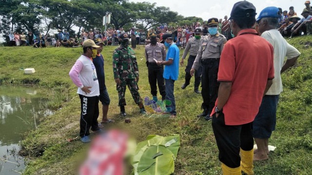 Petugas saal lakukan olah TKP, tenggelamnya Akhmad Rozi (18), warga Dusun Kedungrejo Desa Ngumpakdalem Kecamatan Dander Kabupaten Bojonegoro, Rabu (15/04/2020).