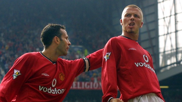 Ryan Giggs memberi selamat kepada David Beckham yang sukses mencetak gol ke gawang Fulham. Foto: AFP/Odd Andersen