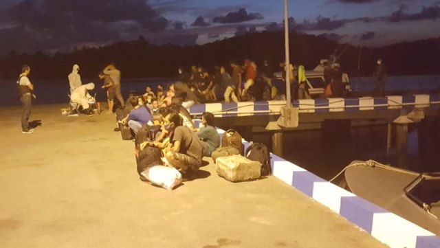 Bakamla saat mengamankan 47 TKI/PMI asal Malaysia di perairan Nongsa, Tanjung Mata Ikan, Batam. Foto: Dok. Bakamla