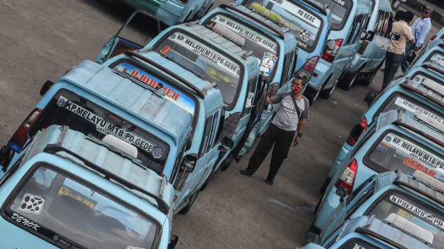 Pengemudi angkutan umum menunggu penumpang di Terminal Kampung Melayu, Jakarta. Foto: ANTARA FOTO/Muhammad Adimaja