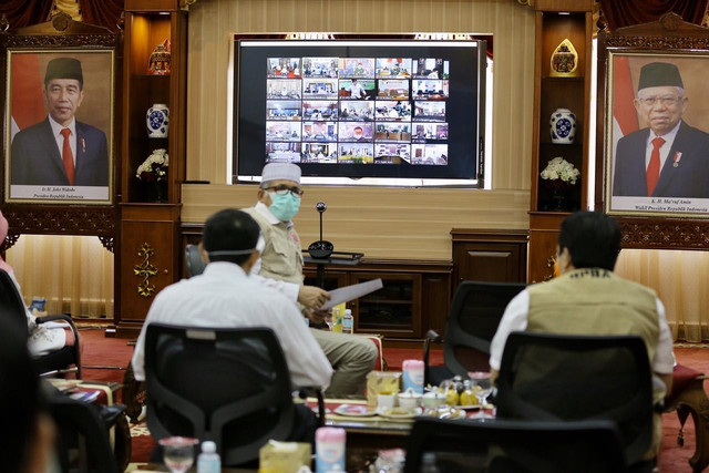 Plt Gubernur Aceh, Nova Iriansyah, memimpin rapat melalui video conference bersama Forkopimda se-Aceh membahas kesiapan dalam mencegah penyebaran COVID-19 menjelang Ramadan, Rabu (15/4). Foto: Humas Setda Aceh