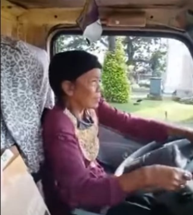 Seorang nenek yang sedang mengendarai truk. Foto: Facebook/ 