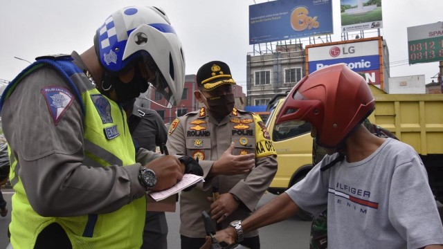 Polres Bogor lakukan pemeriksaan pengendara di hari pertama PSBB.  Foto: Dok. Polres Bogor