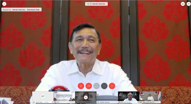 Menteri Koordinator bidang Kemaritiman dan Investasi, Luhut Binsar Panjaitan, meresmikan secara virtual pembangunan Bandara Internasional Kediri, Rabu (15/4). Foto: Dok. Kemenko Marves