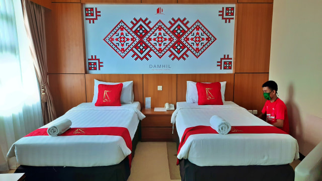 Rektor Universitas Negeri Gorontalo (UNG), menyiapkan Hotel Damhil untuk tempat menginap para tenaga medis yang menangani COVID-19. Rabu, (15/4). Foto: Dok banthayo.id (Wawan Akuba)