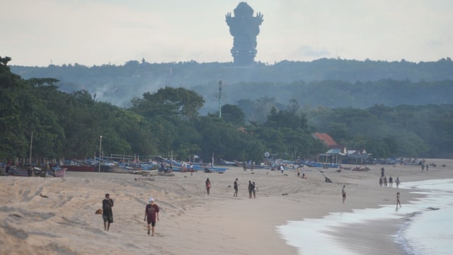 Wisatawan beraktivitas di kawasan Pantai Kedonganan, Badung, Bali, Rabu (15/4). Foto: ANTARA FOTO/Fikri Yusuf