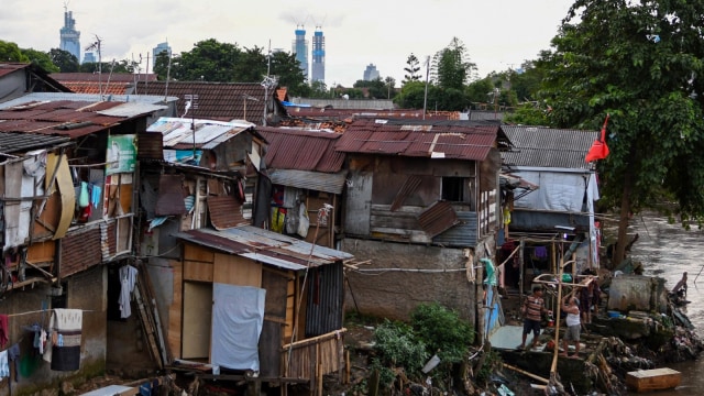 Warga beraktivitas di permukiman bantaran sungai Ciliwung, Manggarai, Jakarta, Rabu (15/4). Foto: ANTARA FOTO/M Risyal Hidayat