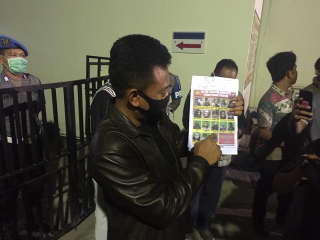 Kabid Humas Polda Sulteng Kombes Pol Didik Supranoto memperlihatkan foto kedua DPO teroris yang tewas dalam insiden baku tembak di Poso, pada Rabu (15/4) malam, di RS Bhayangkara Palu. Foto: Kristina Natalia/PaluPoso