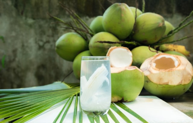 Ilustrasi air kelapa Foto: Shutterstock