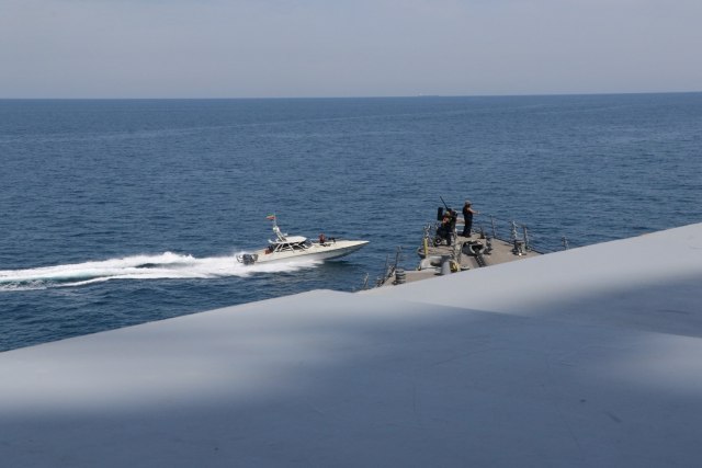 Kapal Garda Revolusi Iran mendekati kapal perang AS. Foto: Reuters/U.S. Navy/Handout