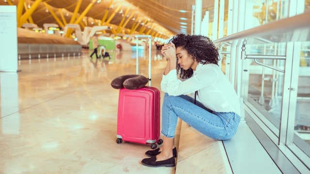 Ilustrasi traveler mengalami jet lag sampai terduduk di bandara Foto: Shutterstock