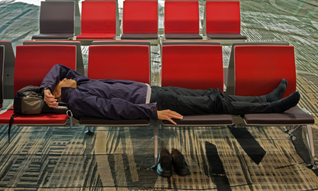 Ilustrasi traveler mengalami jet lag sampai tertidur di bangku bandara Foto: Shutterstock