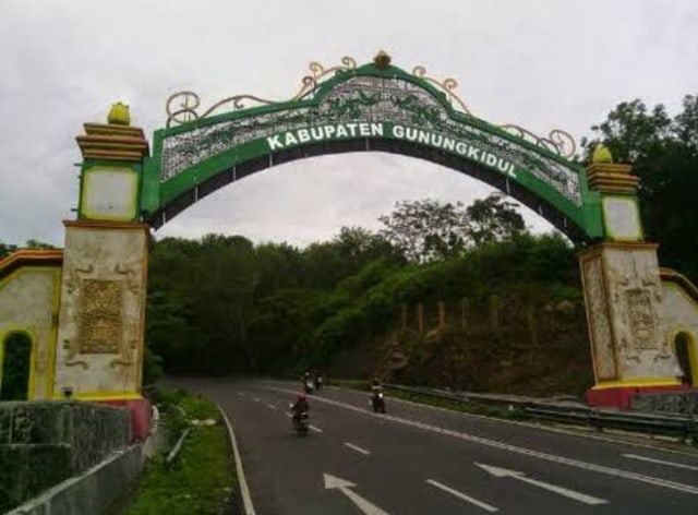 Gapura masuk ke wilayah Gunungkidul. Foto: Instragram/Gunungkidul_info